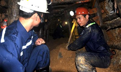 Thưởng nóng 100 triệu cho 18 thợ đào lò giải cứu công nhân sập hầm