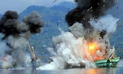 Hải quân Indonesia cho nổ tung 2 tàu cá nước ngoài đánh bắt trái phép