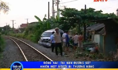 Video: Tàu hỏa kéo lê xe khách 12 chỗ ngồi Đồng Nai