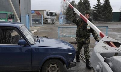 Ukraine mở cửa trở lại biên giới với Crimea