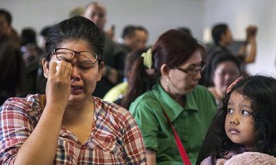 Vụ máy bay AirAsia mất tích: Thân nhân của hành khách khóc ròng chờ tin