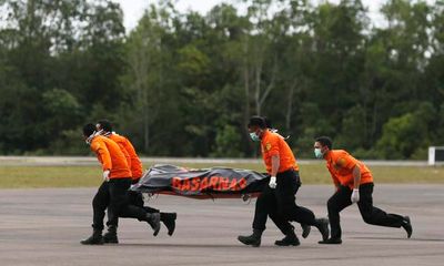 Tìm thấy thi thể nạn nhân QZ8501 vẫn còn mặc áo phao