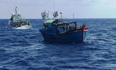 Cứu hộ thành công tàu cá cùng 7 ngư dân trôi trên biển 2 ngày 