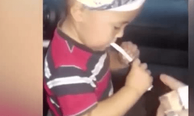 Mẹ dạy con trai 2 tuổi hút thuốc gây phẫn nộ