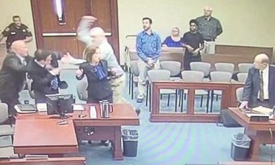 'Yêu râu xanh' đâm công tố viên ngay ở tòa