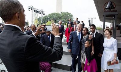 Ông Bush nhờ ông Obama chụp ảnh hộ vì không selfie được