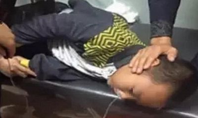 2 nữ sinh bắt cậu bé ăn bút chì đến phải nhập viện ở Trung Quốc