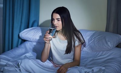 Tại sao chúng ta thường cảm thấy khát nước khi đi ngủ?