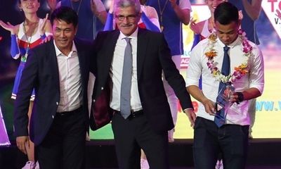 HLV Hữu Thắng tố bị xúc phạm, bỏ về trong đêm Gala tổng kết V.League 2016