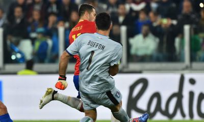 Buffon mắc sai lầm như bán độ, Italia chia điểm với Tây Ban Nha