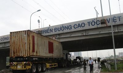Nâng rơmoóc cao 40cm, xe container kẹt cứng dưới gầm đường cao tốc
