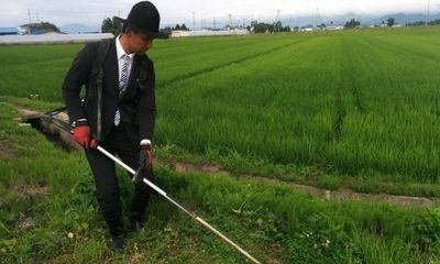 Anh nông dân Nhật diện com-lê đi làm đồng và lý do không ngờ