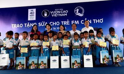 Vinamilk và Quỹ sữa Vươn cao Việt Nam trao tặng sữa cho trẻ em Cần Thơ