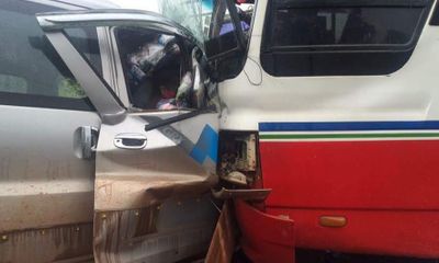 Ô tô mất lái đâm vào xe khách ở Lào, 3 người thương vong