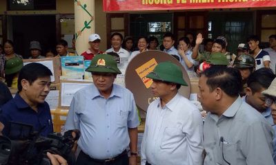 Bộ trưởng Trương Minh Tuấn đến với bà con vùng ven tâm lũ Hà Tĩnh
