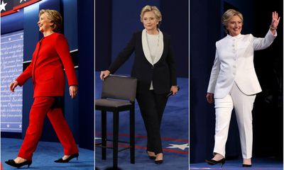 Thông điệp ẩn chứa sau 3 bộ trang phục của bà Clinton trong loạt tranh luận