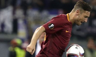 Totti gây sốt với 2 pha siêu kiến tạo trong trận hòa mưa bàn thắng của AS Roma