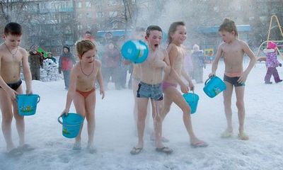 Trường mẫu giáo ở Nga cho trẻ dội nước lạnh giữa trời tuyết