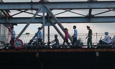 Kịp thời cứu một thiếu nữ 9X nhảy cầu Long Biên