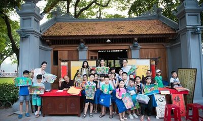 Hoa hậu Ngọc Hân, Á hậu Thanh Tú dạy vẽ cho trẻ em