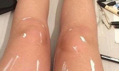Đôi chân gây tranh cãi nhất thế giới: Được bôi dầu bóng, bọc nilon hay dính màu 