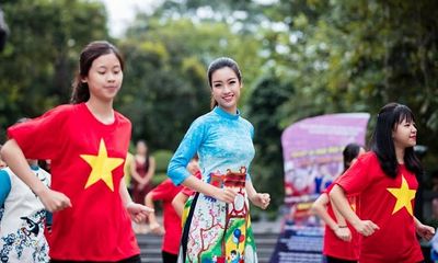 Hoa hậu Mỹ Linh, Á hậu Thanh Tú nhảy flashmob cùng hàng nghìn bạn trẻ