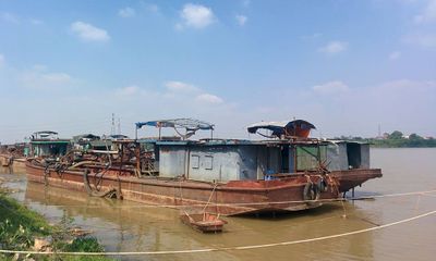 Hà Nội: Bắt giữ 15 tàu cát tặc trên sông Hồng