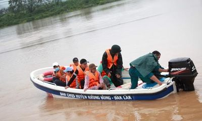 Lật cano cứu hộ, 7 công an huyện bị nước lũ cuốn