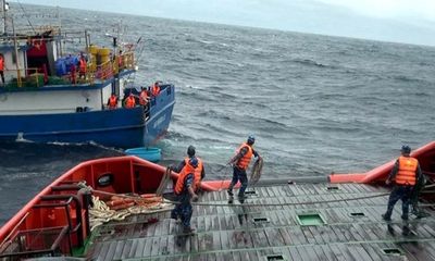 Hành trình vượt sóng dữ cứu nạn 8 thuyền viên lênh đênh trên biển