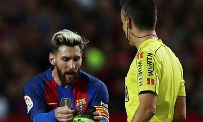Messi ném giày vì bị phạt thẻ vàng khó hiểu
