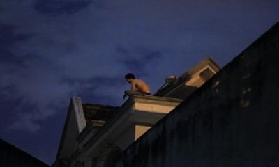 Trắng đêm giải cứu thanh niên nghi “ngáo đá” cố thủ trên nóc nhà