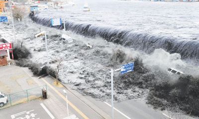 Hình ảnh sóng thần tràn vào nhà máy điện hạt nhân tại Fukushima