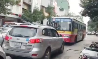 Xe buýt chạy lấn làn bị tài xế ô tô kiên quyết bắt lùi 