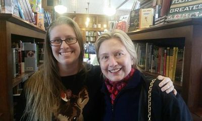 Gặp vợ chồng bà Hillary Clinton đi mua sách sau thất bại tranh cử
