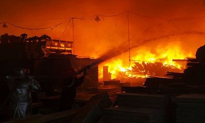 Hà Nội: Cháy lớn, khói đen bủa vây ở khu công nghiệp Ngọc Hồi