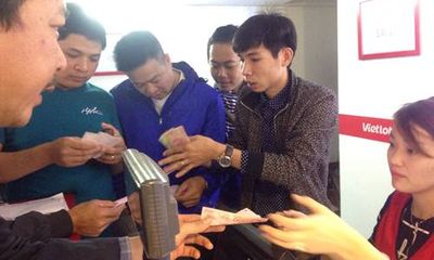 Người dân đổ xô đi mua vé số Vietlott trong ngày đầu mở bán tại Hà Nội