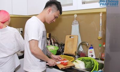 Khắc Việt vẫn tranh thủ vào bếp nấu ăn dù 