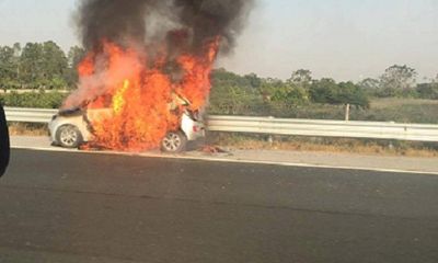 Hà Nội: Ô tô bốc cháy dữ dội trên cao tốc