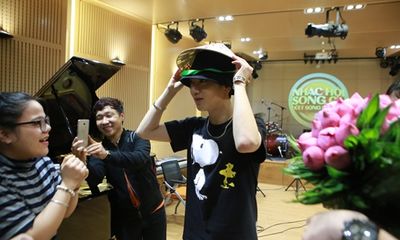 Yesung thích thú khi được tặng nón lá, hoa sen Việt Nam