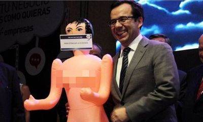 Bộ trưởng kinh tế Chile gặp rắc rối khi được tặng búp bê tình dục