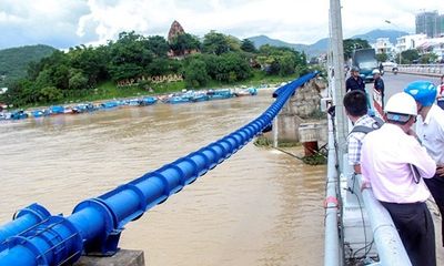 Ống dẫn nước bị lũ cuốn, 20.000 hộ dân ở Nha Trang thiếu nước sinh hoạt