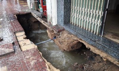 Nước xoáy tạo 'hố tử thần' nuốt chửng vỉa hè, tấn công nhà dân ở Quy Nhơn