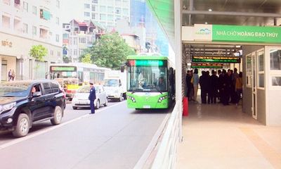 Xe buýt nhanh Hà Nội lần đầu tiên lăn bánh trên đường phố