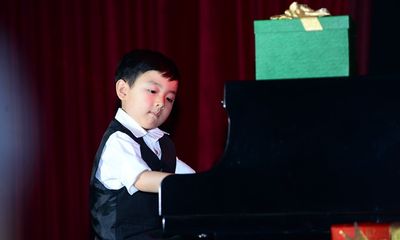 Thần đồng piano Evan Lê chơi nhạc Trịnh, nói tiếng Việt