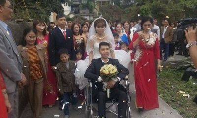 Cảm động với hình ảnh cô dâu xinh đẹp đẩy xe lăn cùng chồng vào lễ đường
