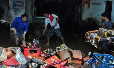 Dân khổ sở vì lũ cuốn hơn 100 thùng phuy dầu tràn vào nhà