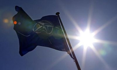 NATO thận trọng, tìm cách trấn an Nga