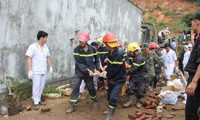 Cha lấy thân che cho con suốt 1 giờ khi 10 căn nhà đổ sập ở Nha Trang