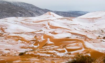 Tuyết rơi trên sa mạc Sahara sau gần 40 năm 