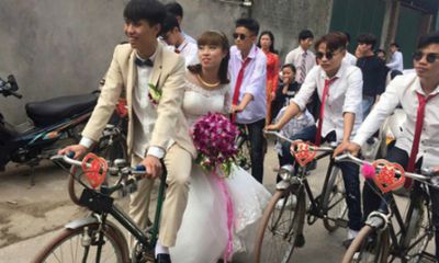 Rước dâu bằng xe đạp Thống Nhất ở Hà Nội